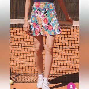 EXCELLENT CONDITION WOMEN’S SIZE LARGE (2) DONAJO COLORFUL SKORT